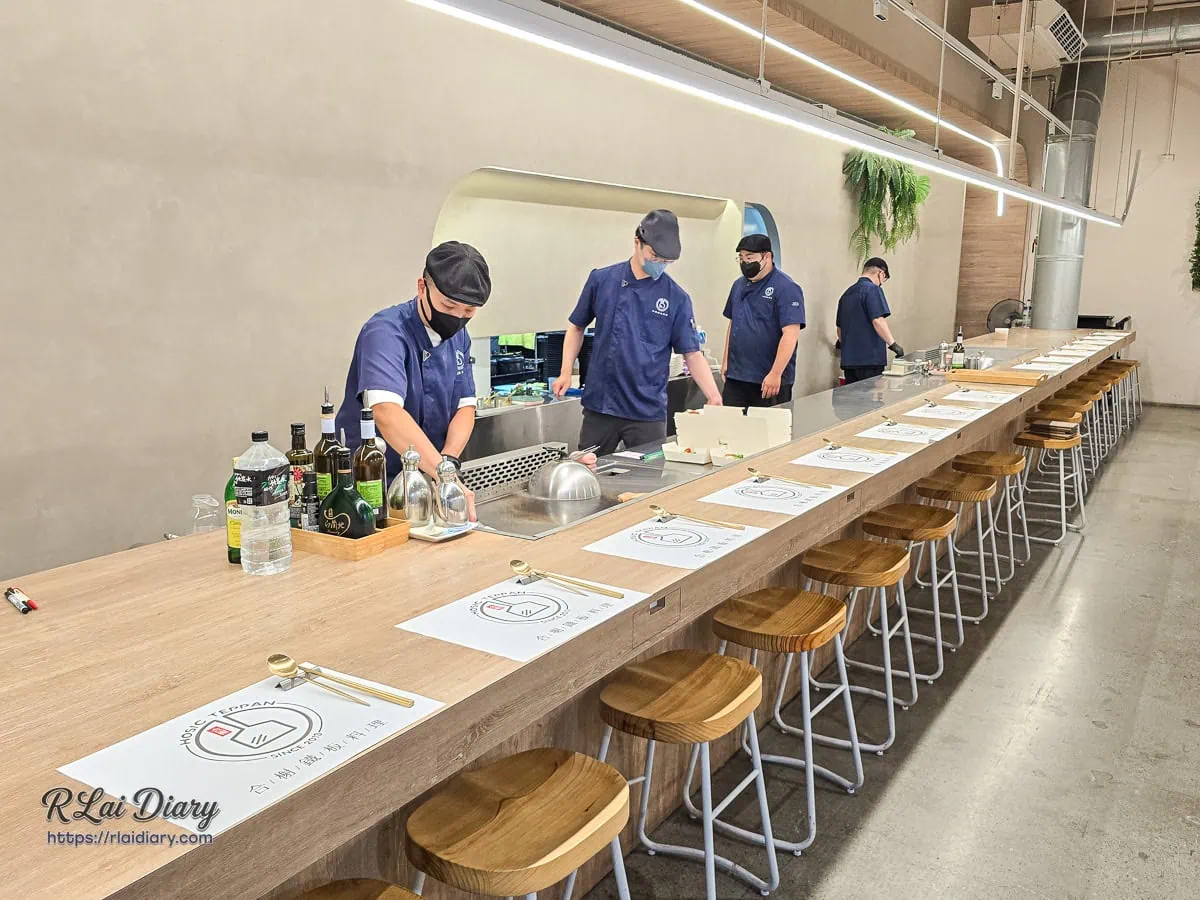 台中北屯平價鐵板燒合榭東山店吧檯主廚現場料理畫面