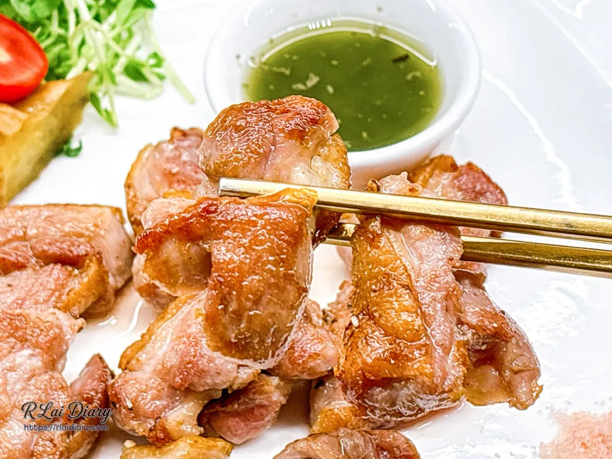 合榭鐵板料理東山店外皮金黃酥脆的櫻桃鴨腿肉特寫
