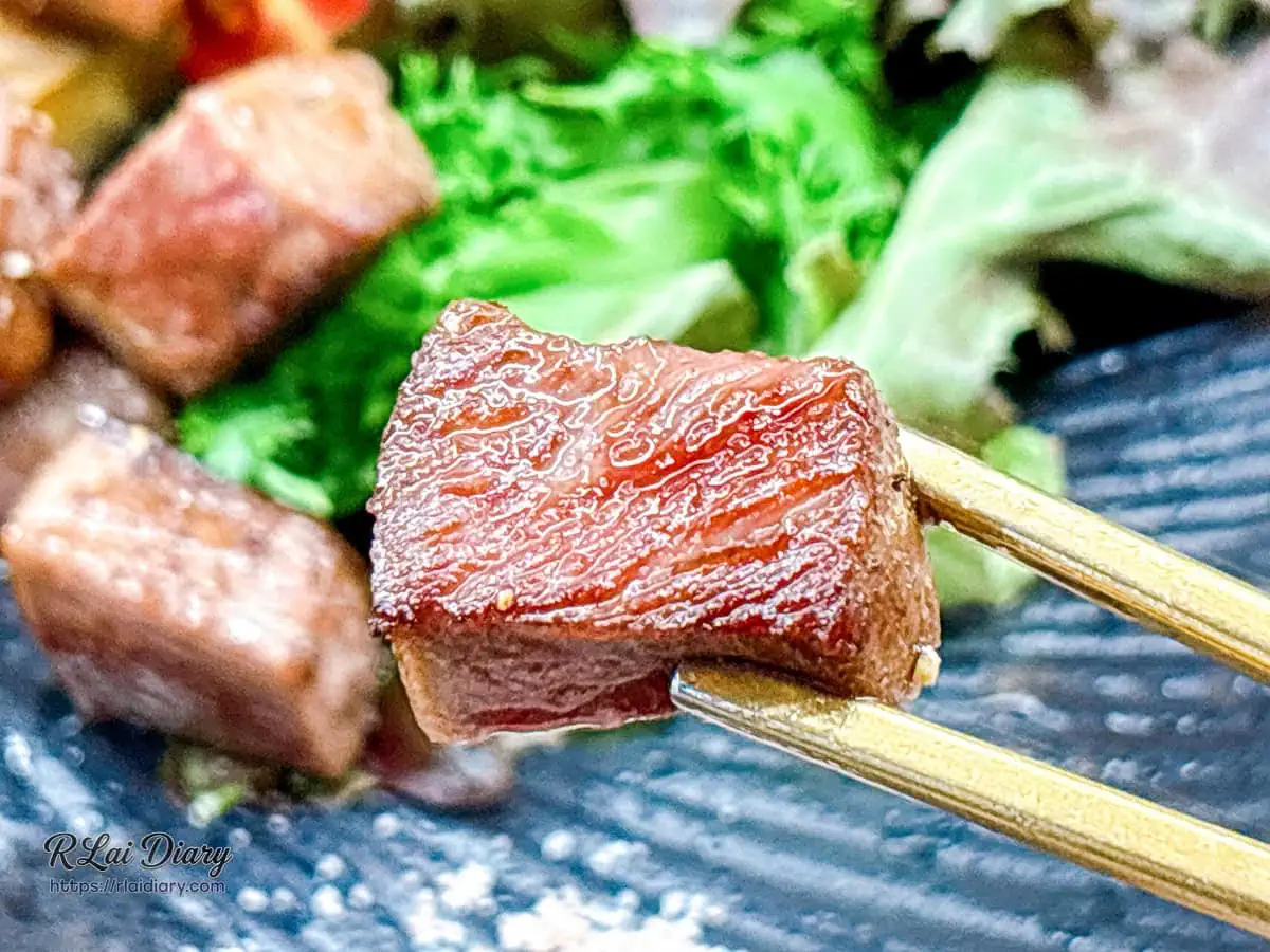 合榭鐵板料理東山店七分熟嫩肩牛排飽滿肉汁特寫