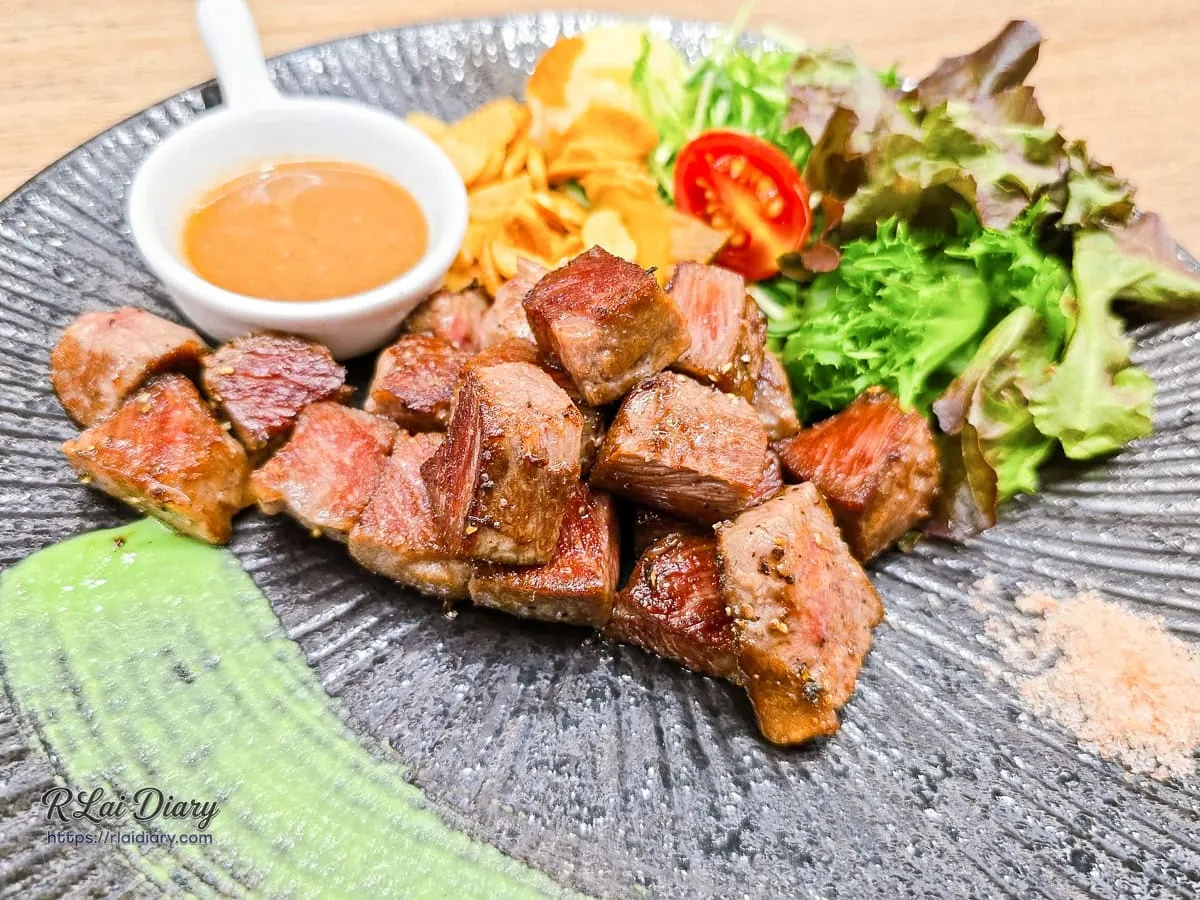 合榭鐵板料理東山店澳洲嫩肩牛排佐玫瑰鹽與酥脆金黃蒜片