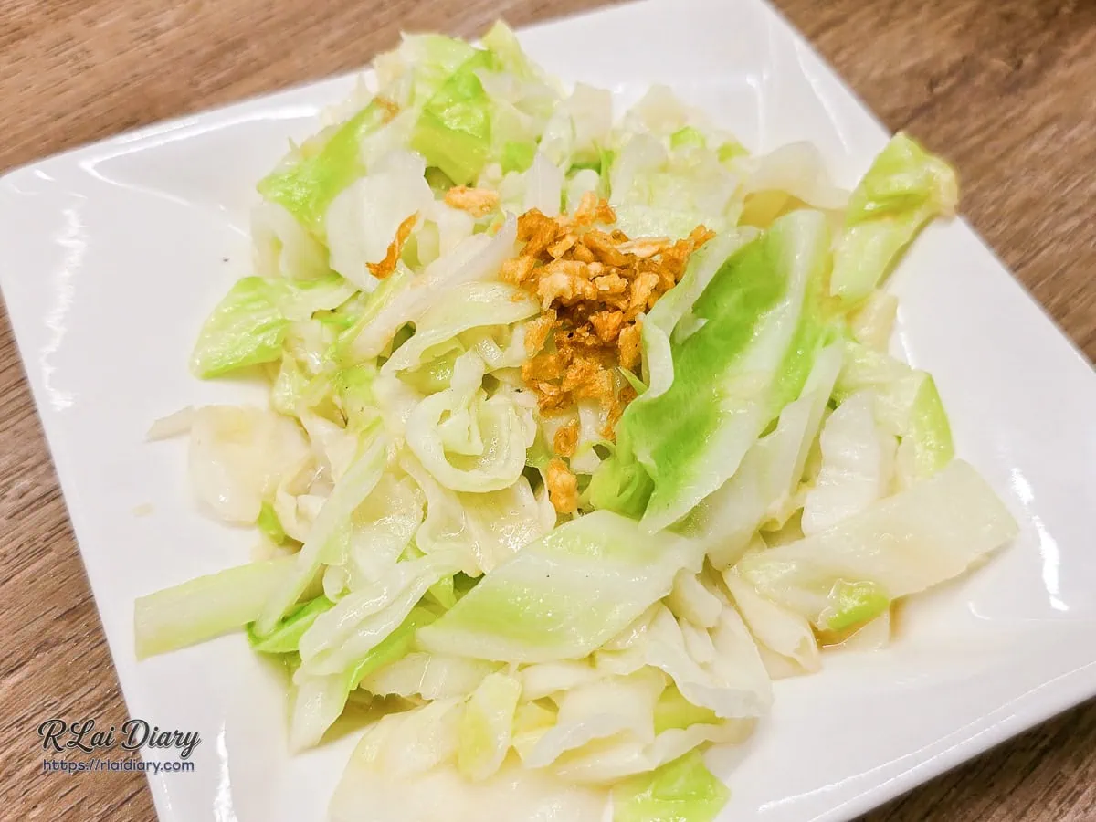 合榭鐵板料理東山店鐵板熱炒鮮甜高麗菜佐金黃蒜酥