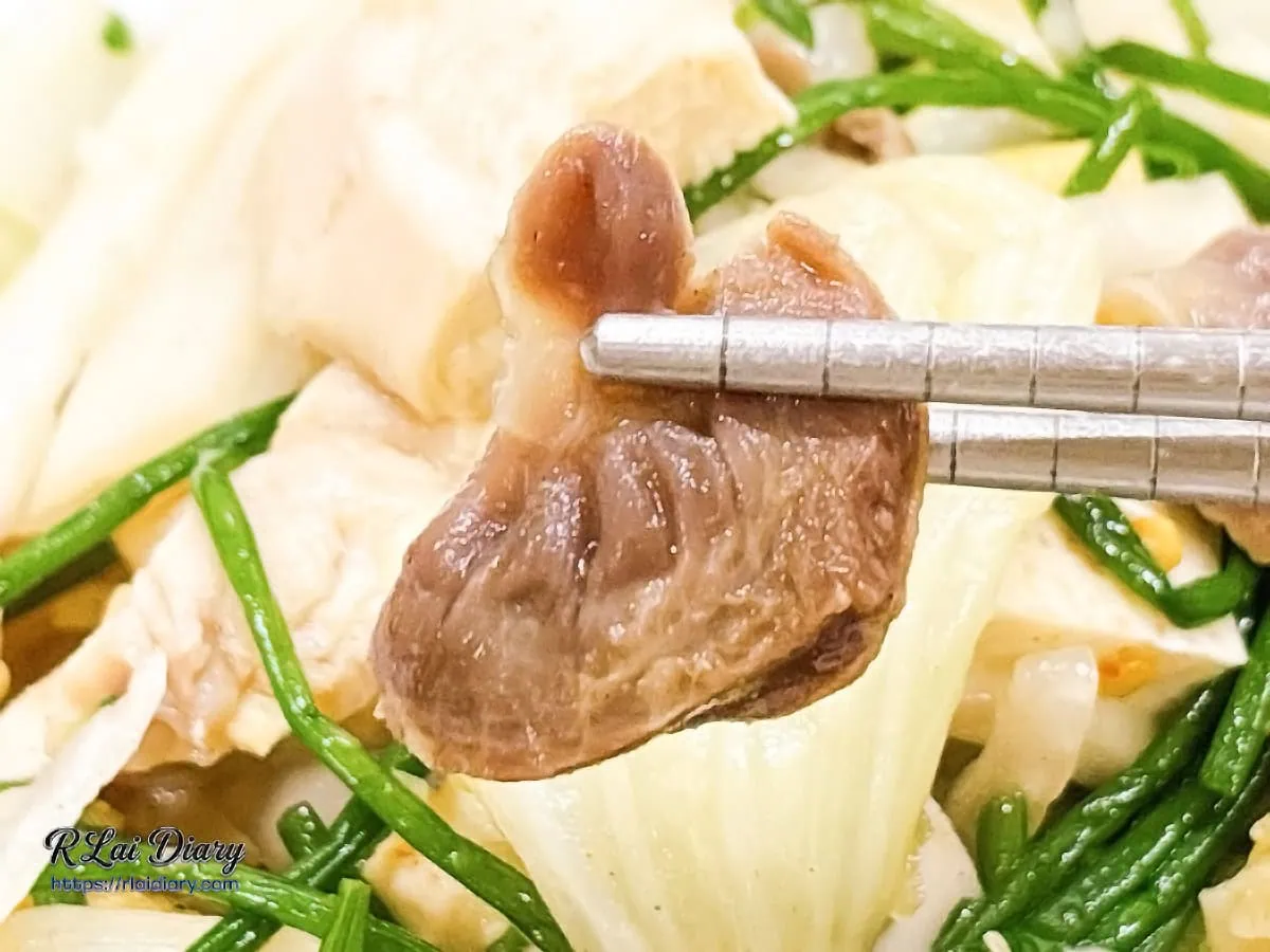 餓爆鹽水雞帶有沉穩滷汁醇香與絕佳彈性脆度的雞胗