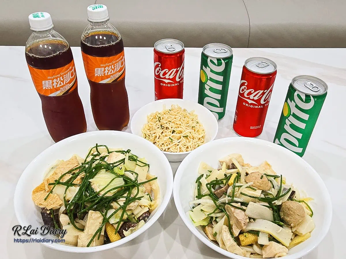 餓爆鹽水雞豐盛的外帶宵夜大合照,盛滿翠綠鮮蔬與舒肥雞搭配經典沁涼氣泡飲的完美慰藉儀式