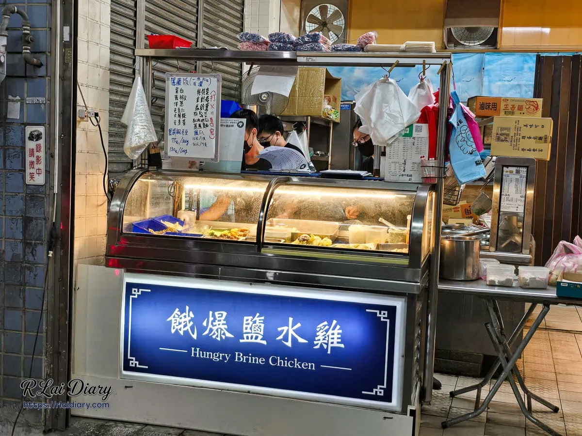 餓爆鹽水雞明亮的點餐櫃檯與充滿驚喜的手寫隱藏版白板
