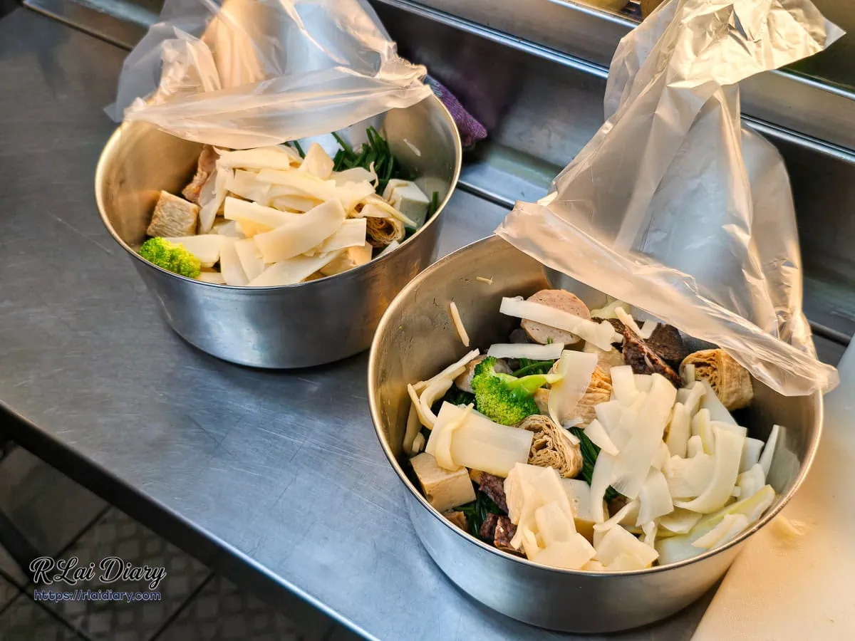 餓爆鹽水雞不鏽鋼盆中等待淋上靈魂醬汁的豐盛輕食配料