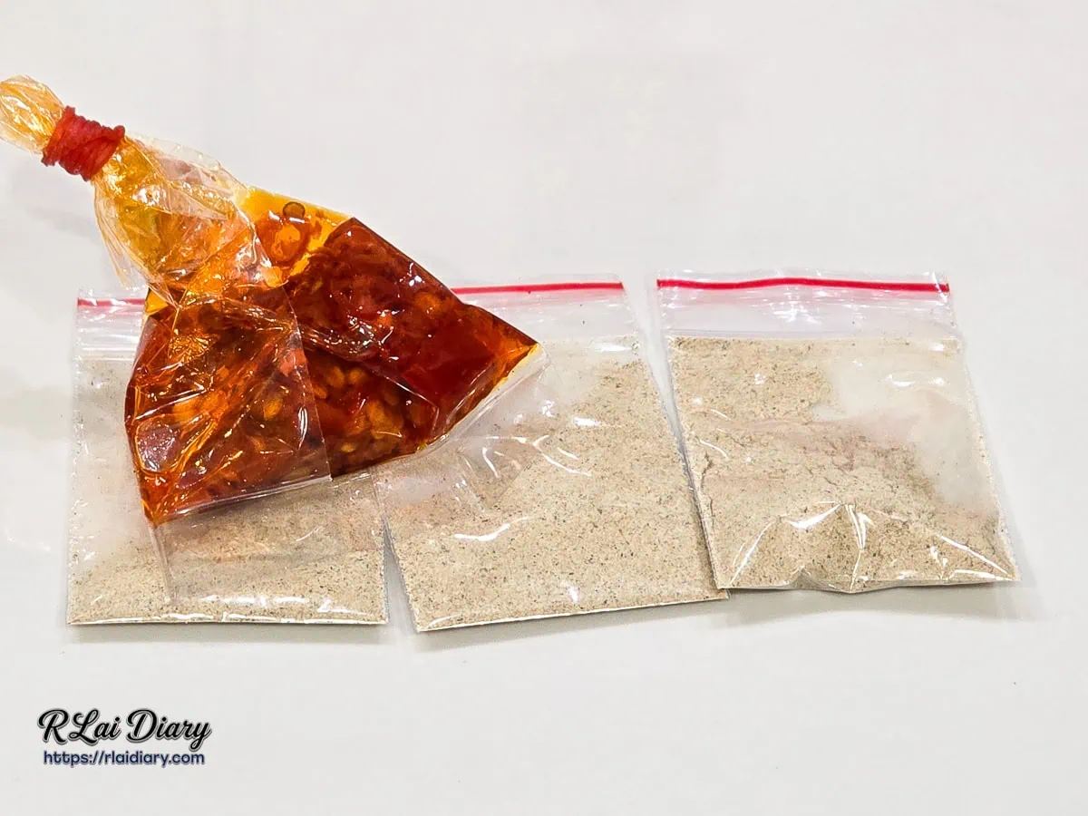 餓爆鹽水雞將特製紅油辣椒與中藥椒鹽粉細心分裝的客製化調料袋