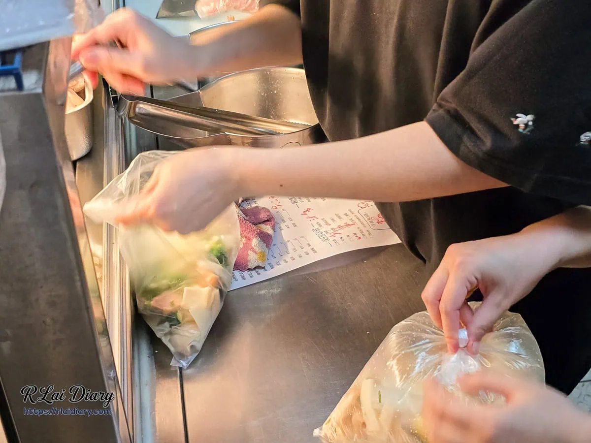 台中太平餓爆鹽水雞店員俐落打包新鮮食材的溫柔日常