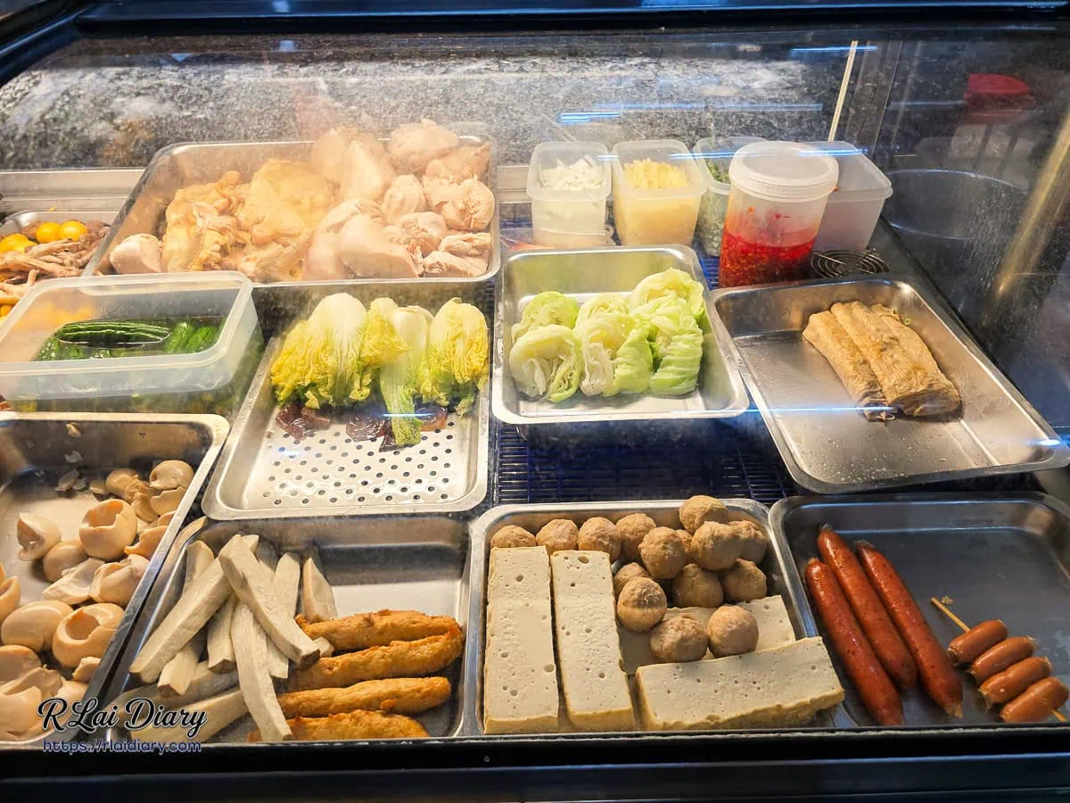餓爆鹽水雞冷藏櫃中飽滿雞肉與細緻豆皮的高質感陳列