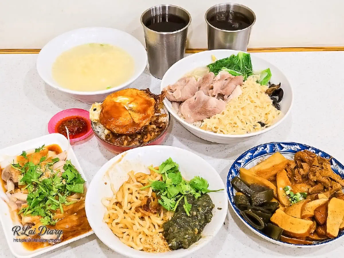 三重一記麻招牌餐點總匯：皮蛋麵、魯肉飯、胡椒雞湯與精緻台式滷味滿桌合照