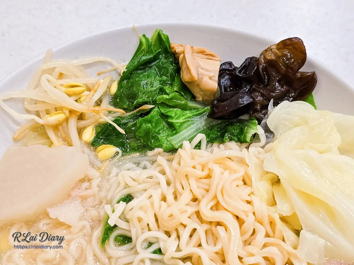 一記麻套餐豐富的配料與新鮮蔬菜