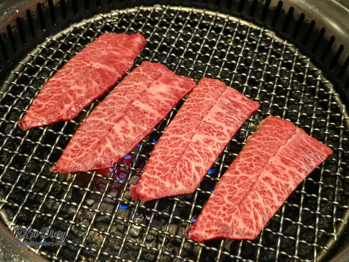 金洹苑烤網上整齊排開進行梅納反應的14天熟成純血和牛夢幻肉
