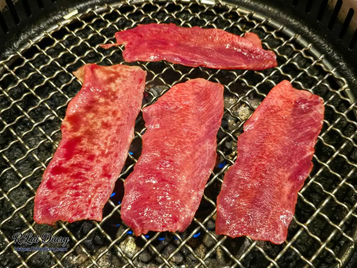金洹苑炙熱炭火烤網上迅速熟化鎖住肉汁的熟成牛舌薄片
