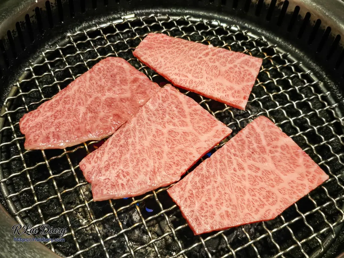 金洹苑炭火網上融化釋放微甜堅果乳香的日本A5和牛雪花