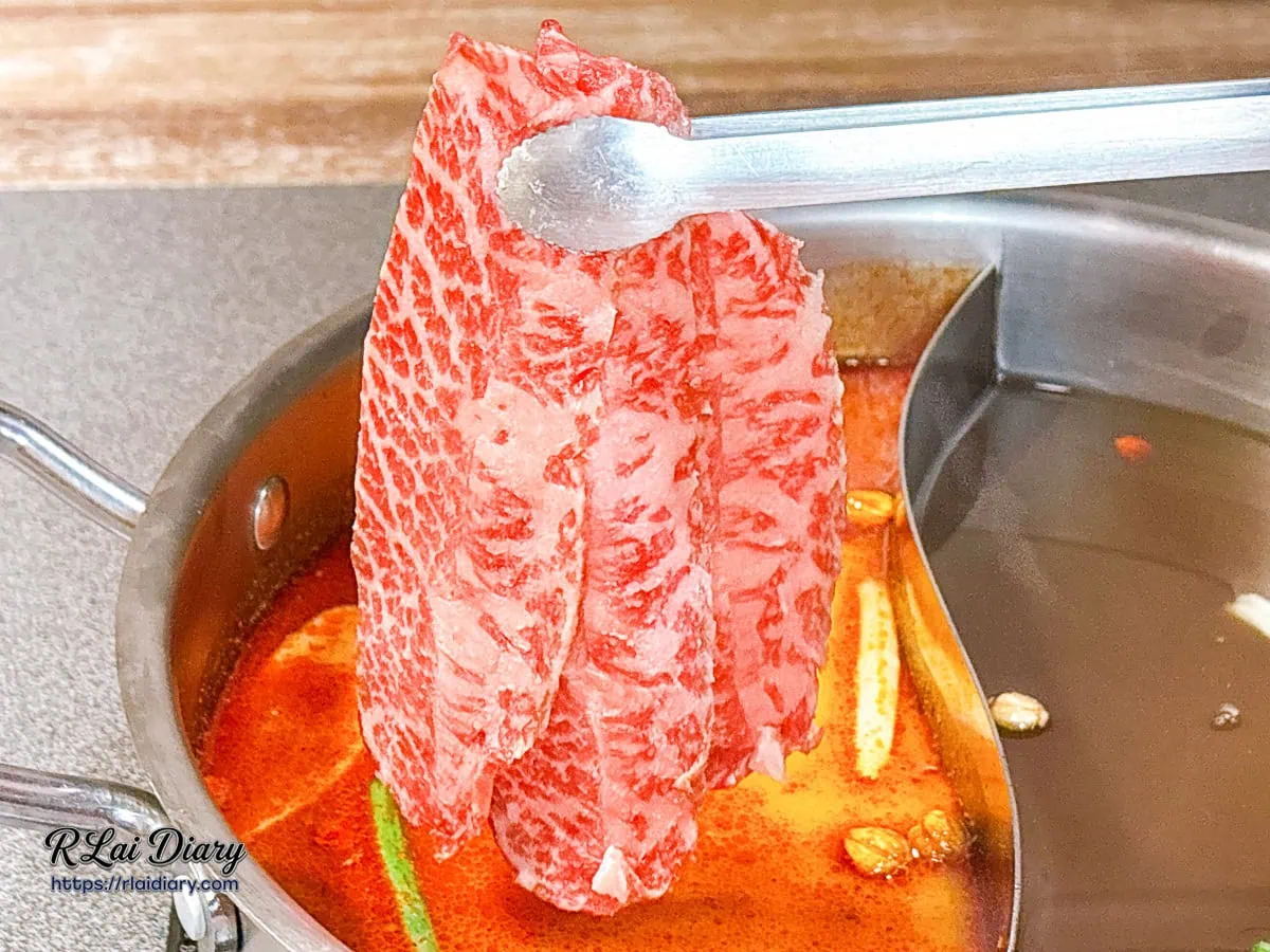 金洹苑火鍋涮肉瞬間銀夾夾起頂級大理石紋和牛入鍋