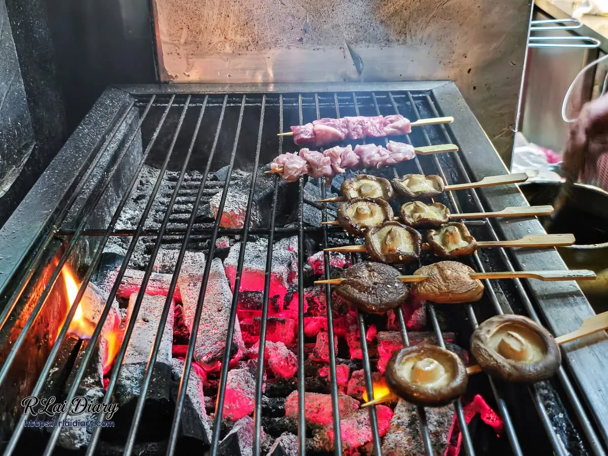 三重雷焱居酒屋職人炭火慢烤肉串與新鮮香菇