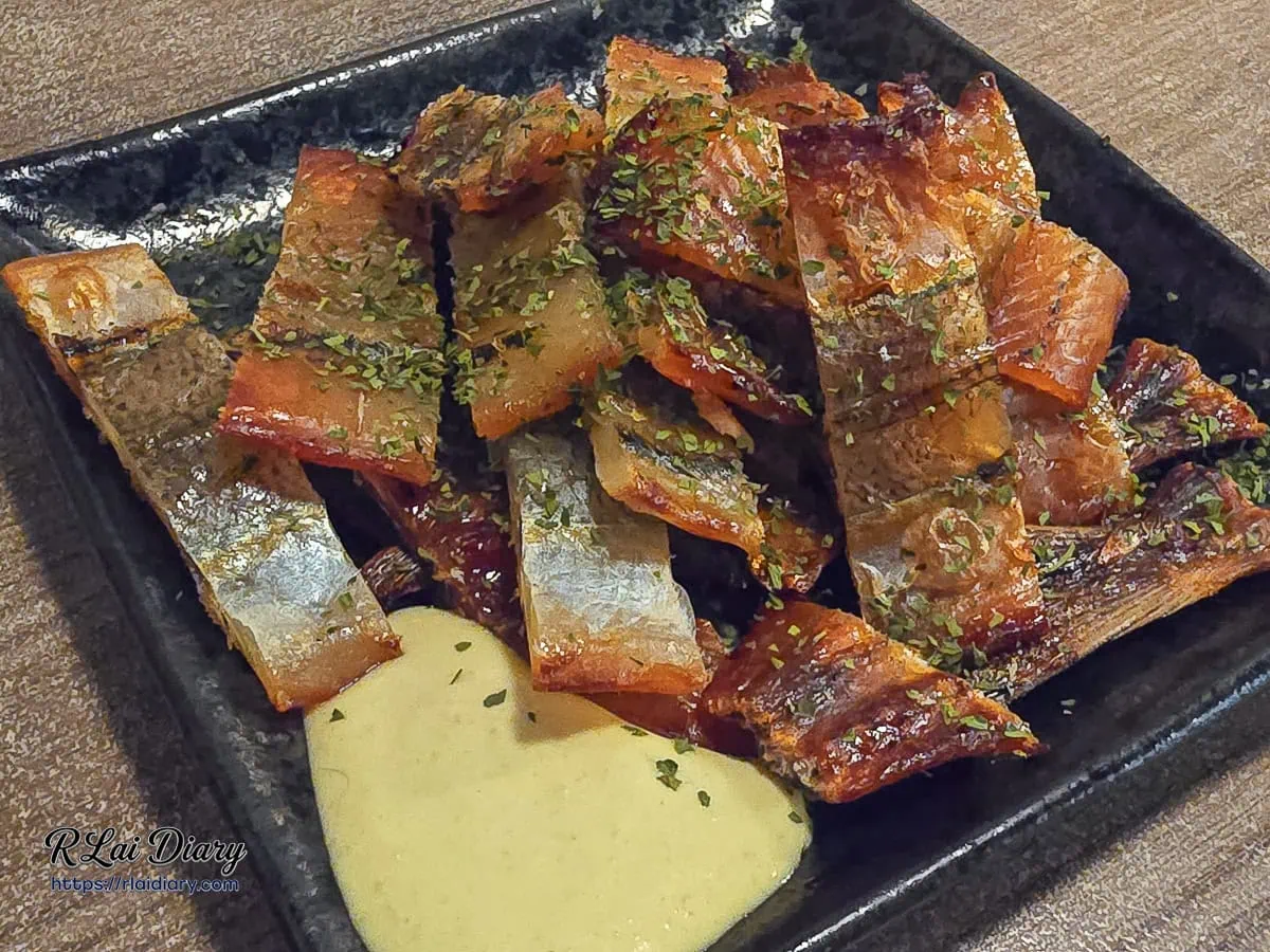 三重雷焱居酒屋琥珀色澤水針魚乾拼盤
