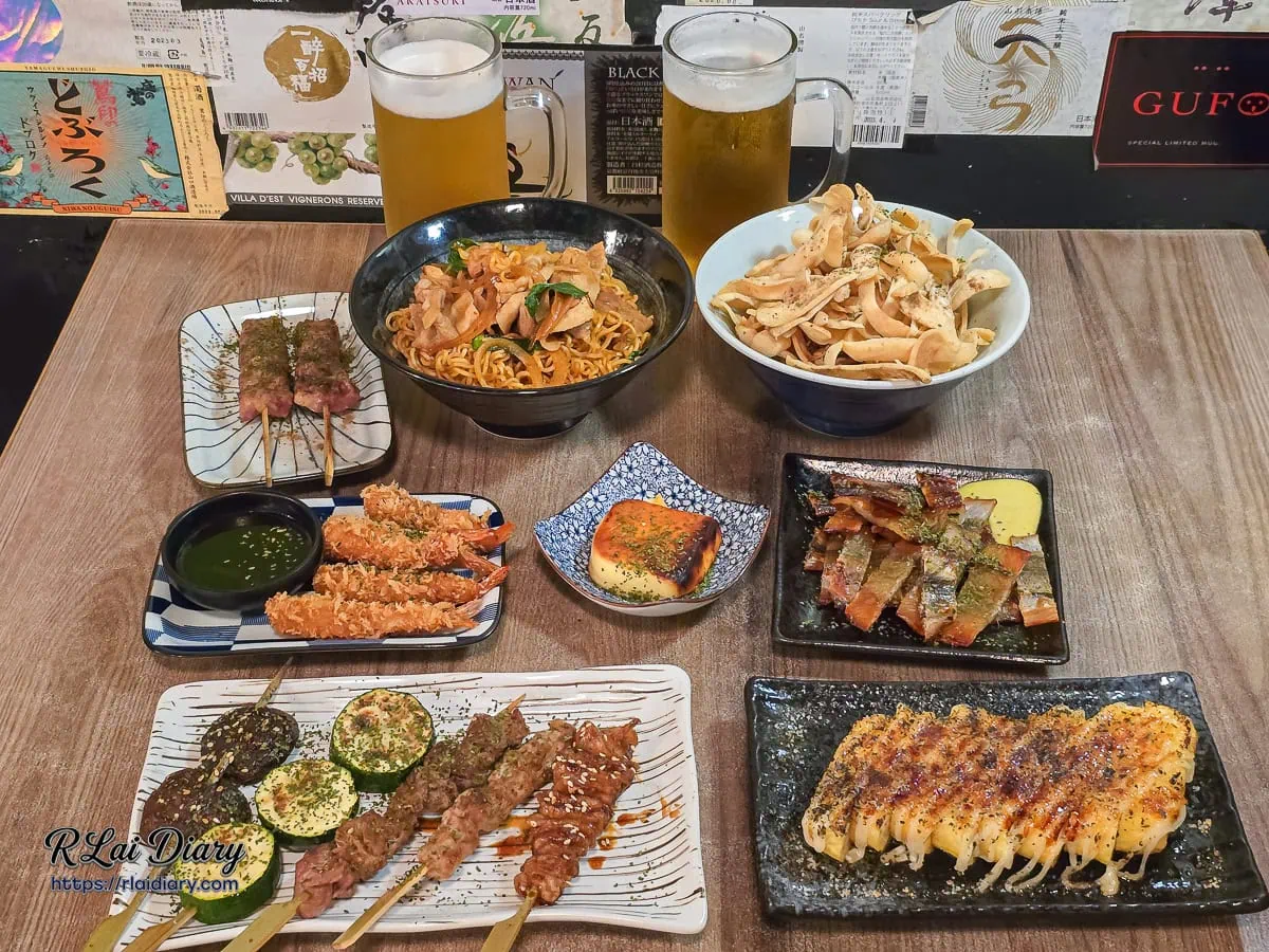 三重雷焱居酒屋，職人炭火串燒、豚肉炒泡麵與SAPPORO生啤酒交織的豐盛微醺饗宴