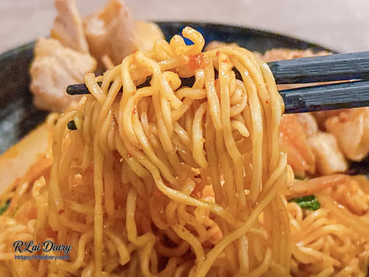 三重雷焱居酒屋豚肉炒泡麵Ｑ彈麵條吸附醬汁特寫