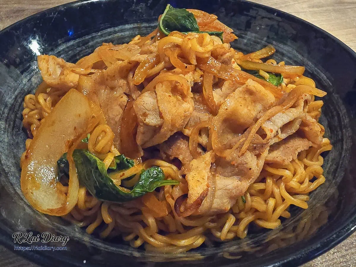 三重雷焱居酒屋鑊氣十足豚肉炒泡麵佐洋蔥九層塔