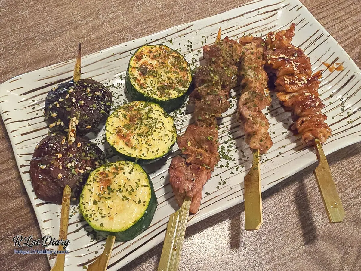 三重雷焱居酒屋炭烤櫛瓜香菇與雞松阪串燒拼盤