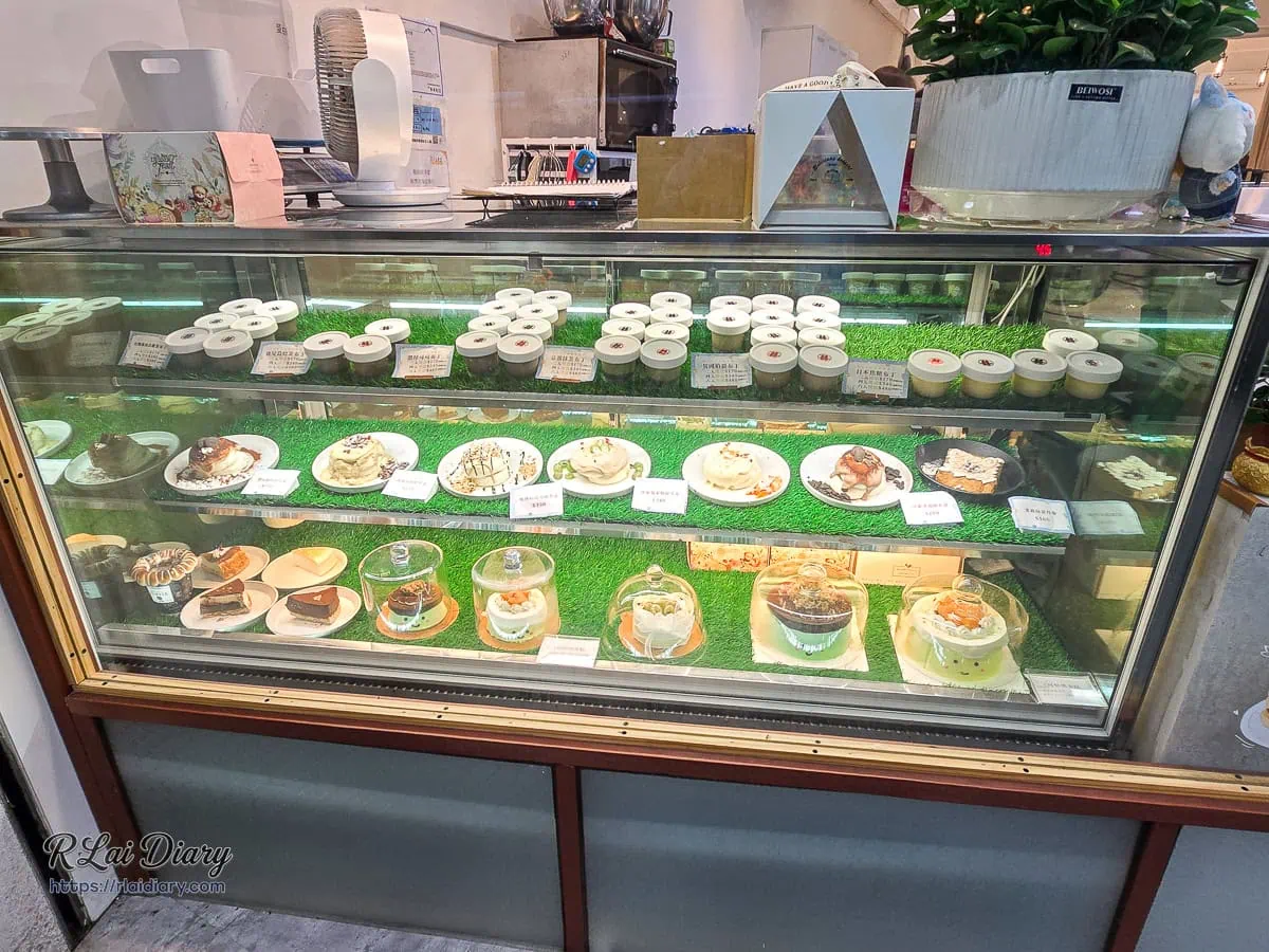 囍甜板橋甜點店內擺滿日式焦糖布丁與精緻切片蛋糕的甜點展示冰櫃
