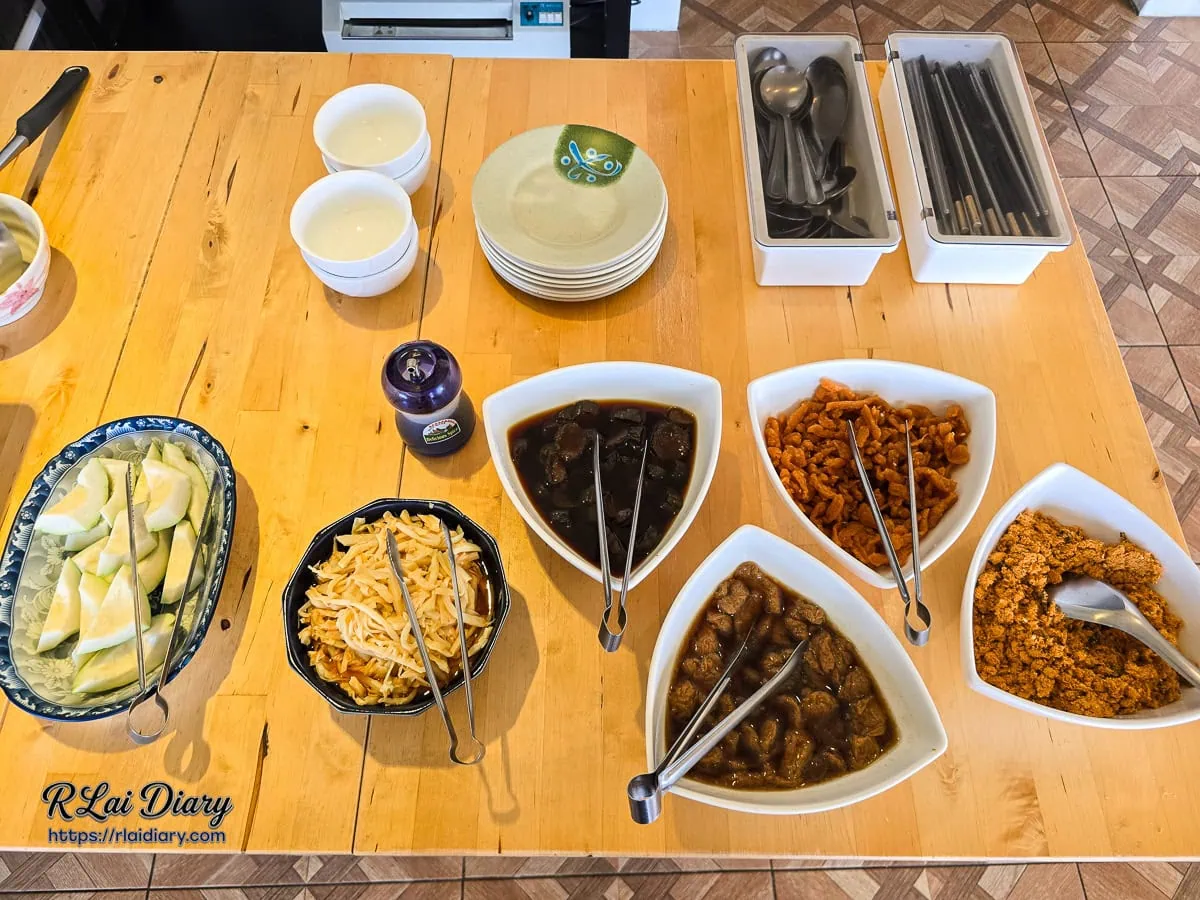 清境春雨行館自助早餐餐檯台式清粥小菜靈魂配料脆筍絲肉鬆與香甜醬瓜