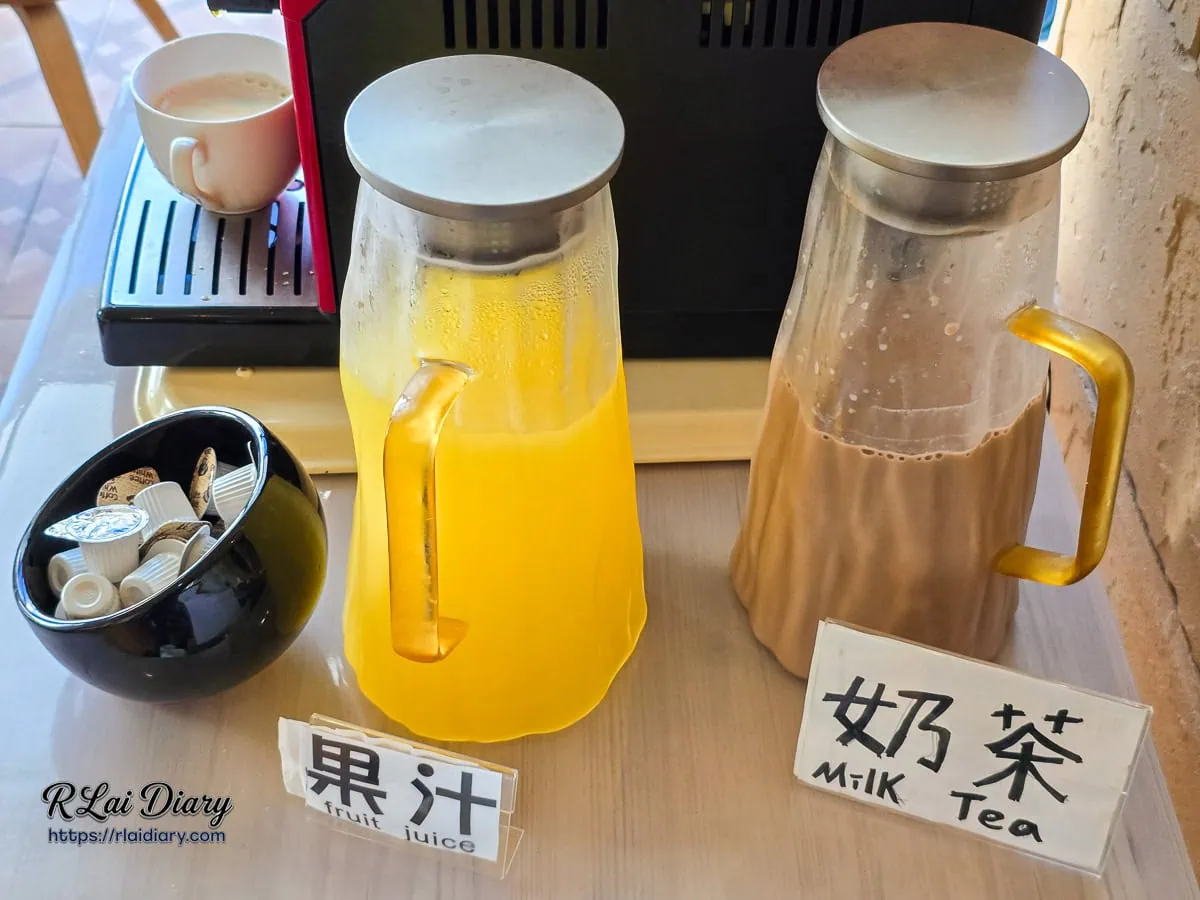 清境春雨行館自助早餐飲品區常時供應的清爽柳橙果汁與經典醇厚台式奶茶