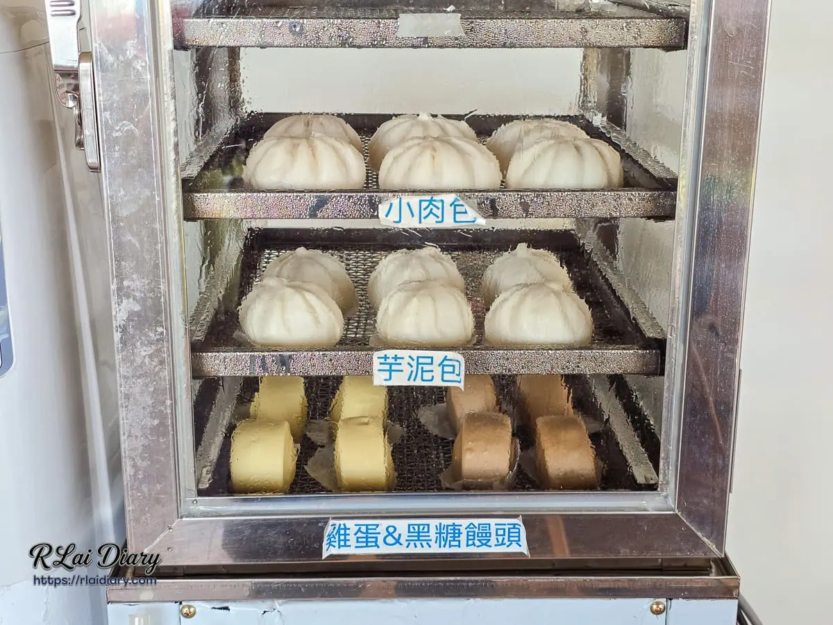 清境春雨行館早餐專用專業蒸籠內熱氣騰騰的鮮肉小包子芋泥包與黑糖饅頭