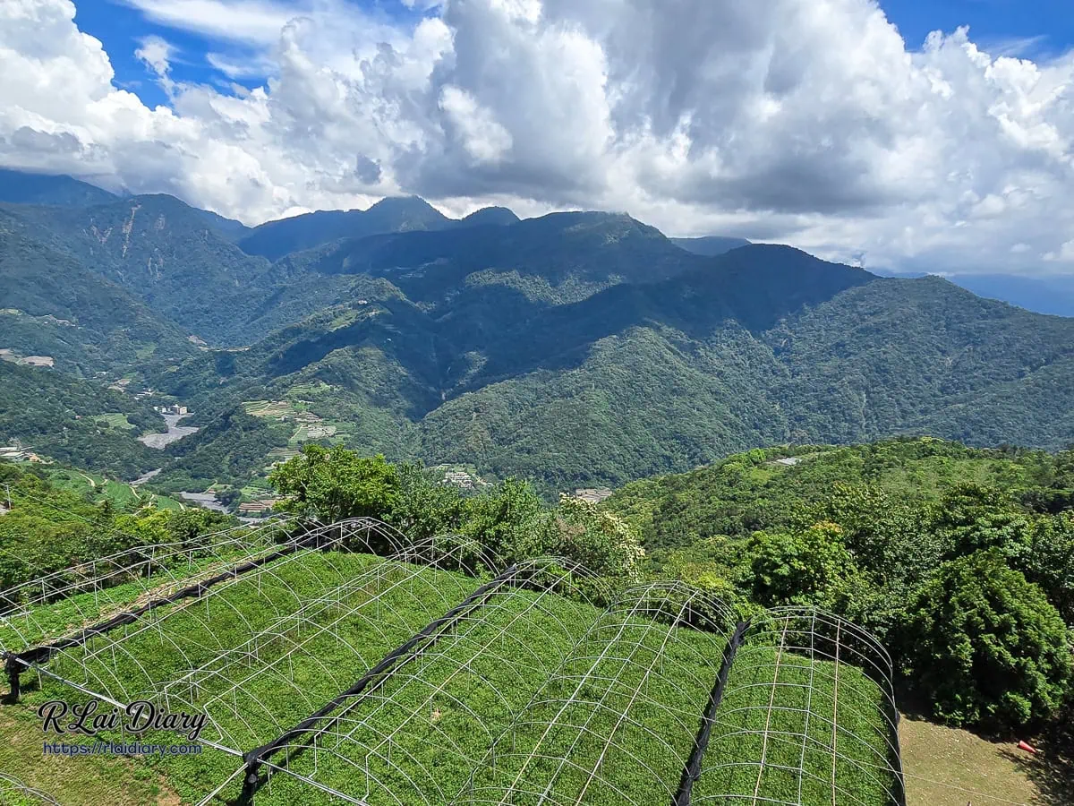 清境春雨行館專屬大露台遠眺中央山脈壯麗山巒與翻騰雲海絕景