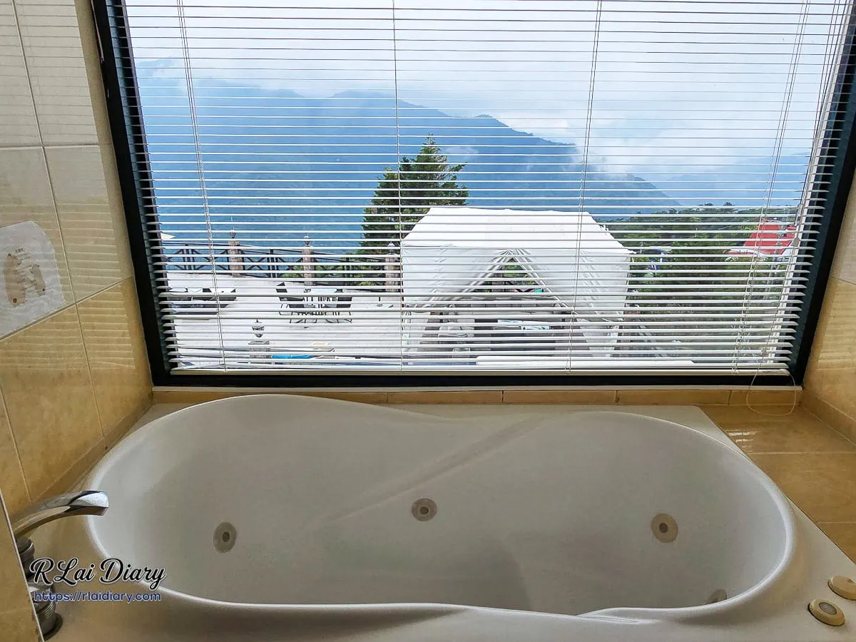 清境春雨行館浪漫平面雙人房頂級山景雙人按摩浴缸與超廣角觀景玻璃窗