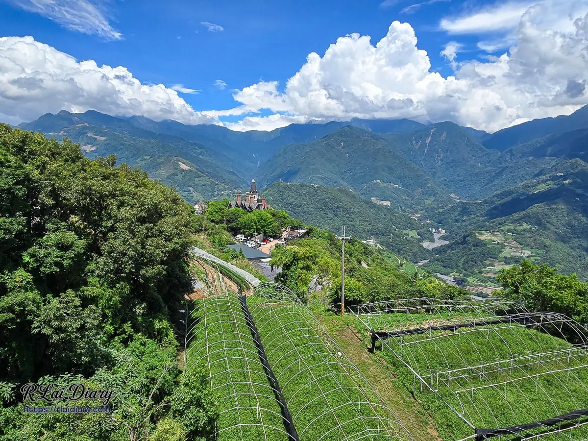 從清境春雨行館景觀平台俯瞰清境網格高山茶園與老英格蘭古堡全貌