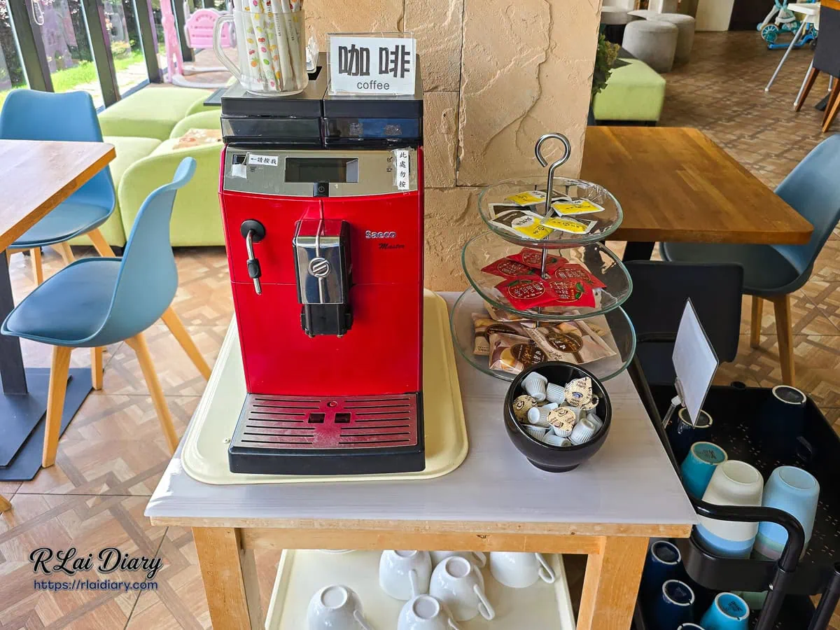 春雨行館一樓交誼廳全自動現磨咖啡機與茶包自助吧檯