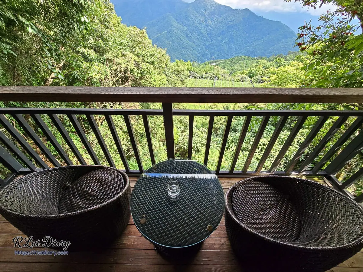 從清境春雨行館小木屋二樓專屬陽台籐編休閒椅遠眺無敵高山森林綠意