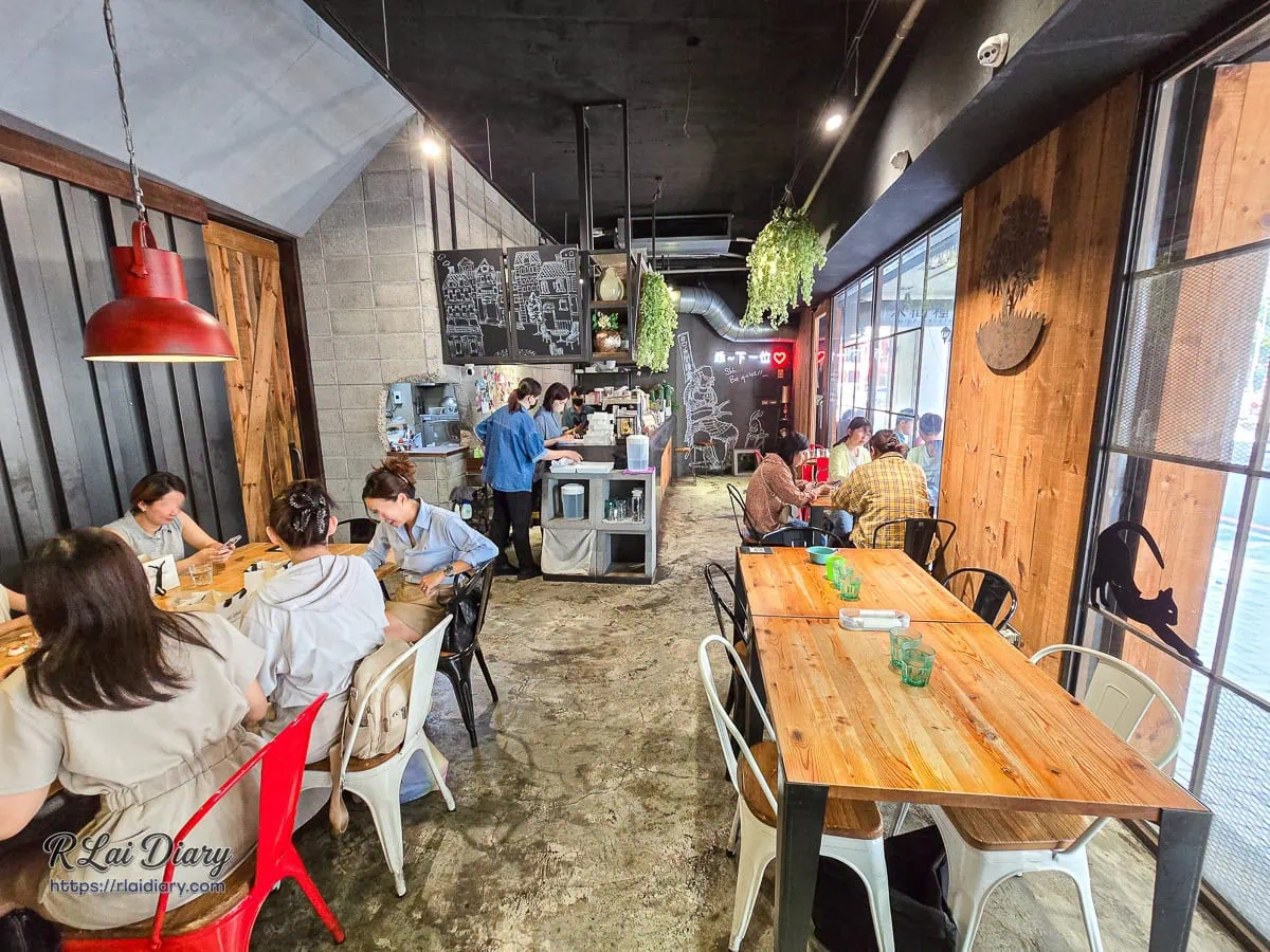 台中北區禾間糧倉早午餐店內木質工業風用餐環境與座位區