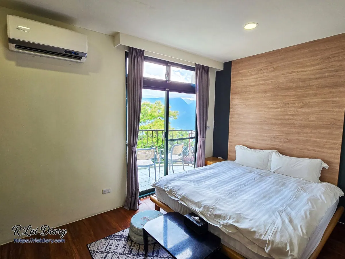 清境春雨行館景觀四人房樓中樓下層雙人床睡眠區與獨立分離式空調