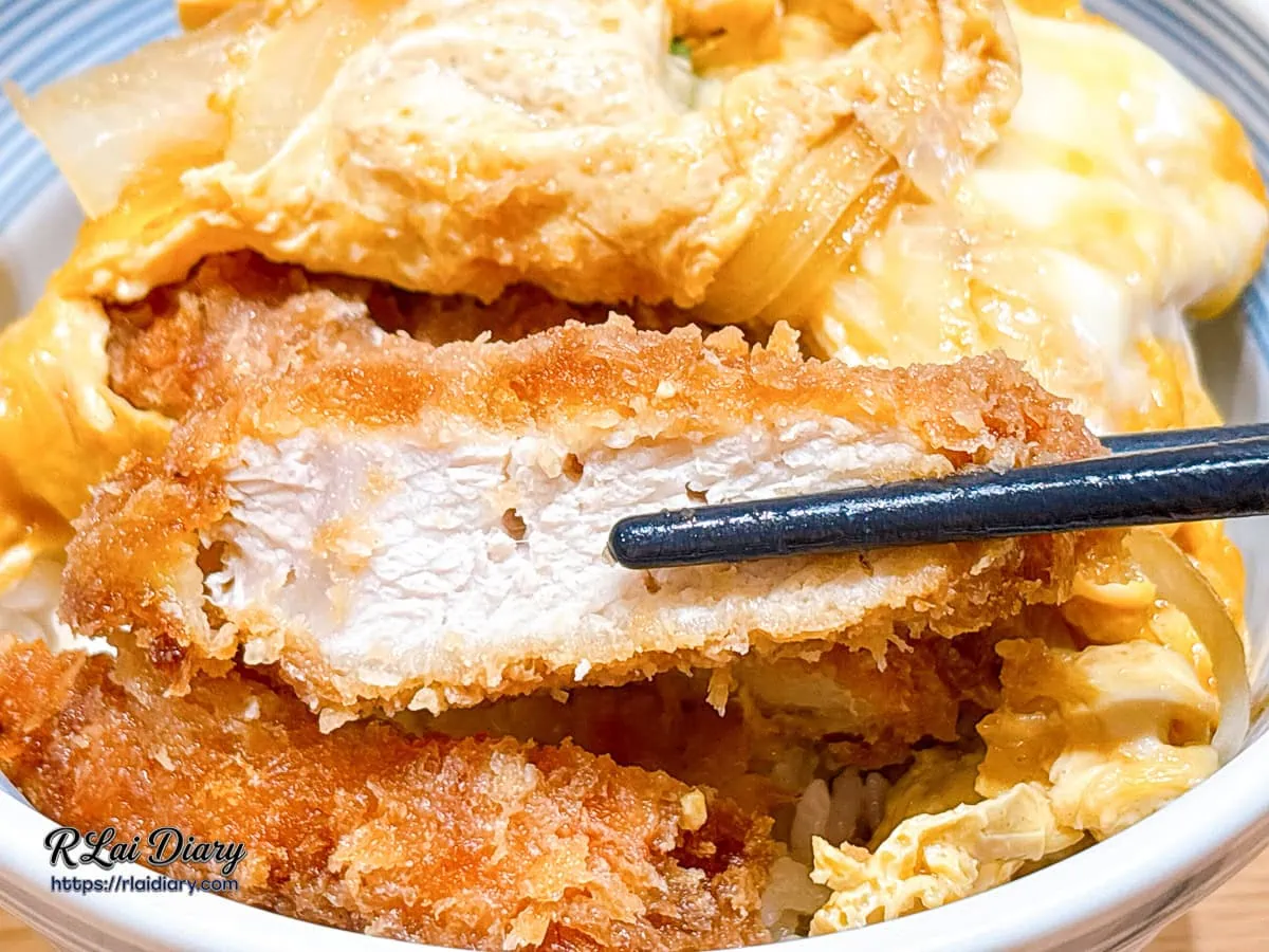 極上醬燒豚玉丼吸飽醬汁的炸豬排斷面特寫