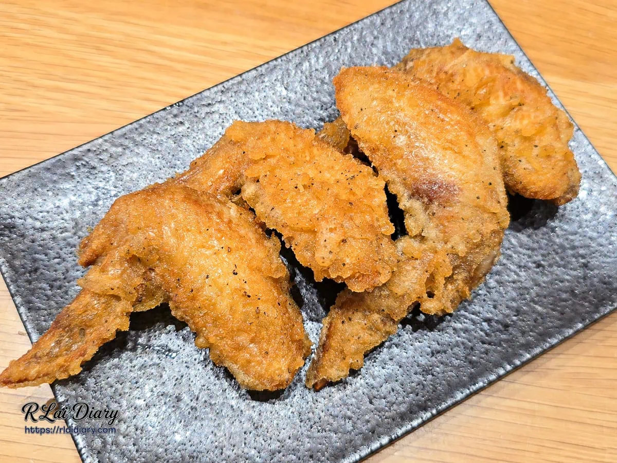 金黃酥脆的秘醬手羽先特寫
