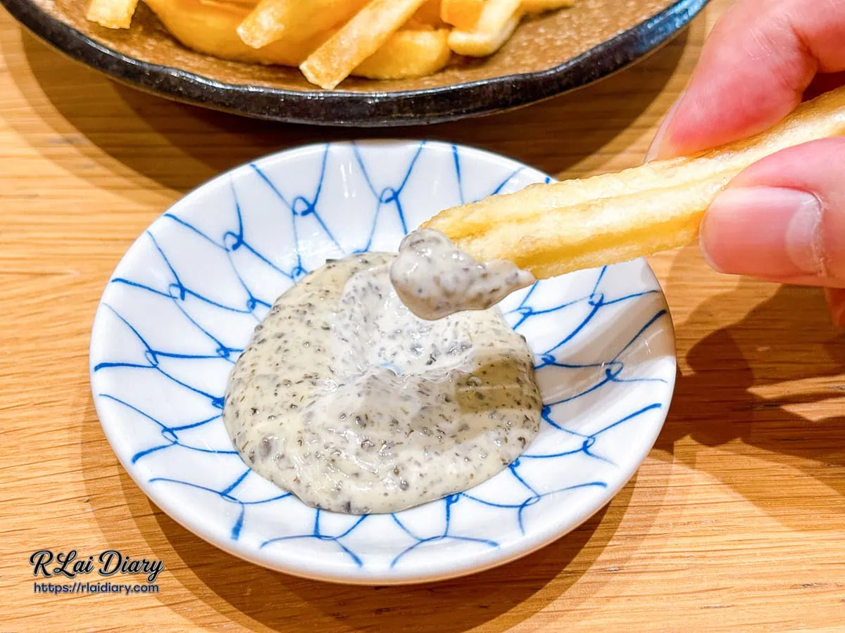 酥脆薯條沾取濃郁松露奶油醬特寫