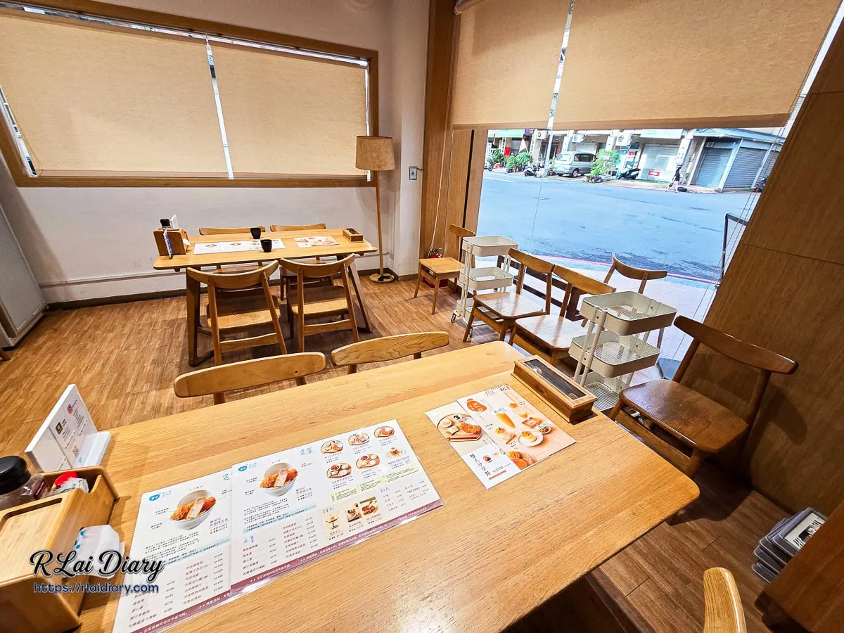 參元豚研究所日系明亮用餐環境與座位