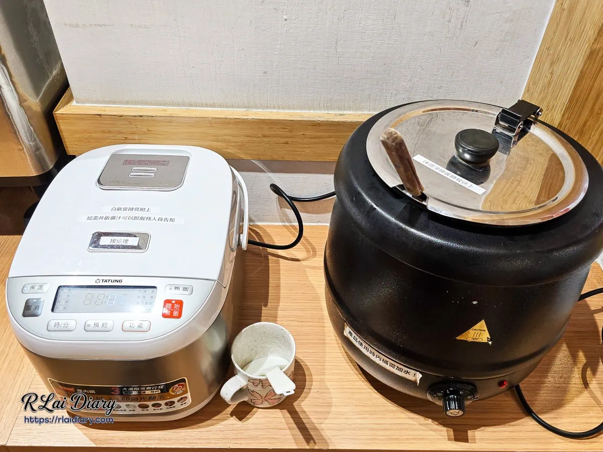 參元豚研究所自助區免費續加白飯與味噌湯