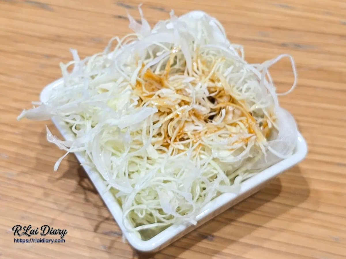 定食附贈和風醬汁高麗菜絲
