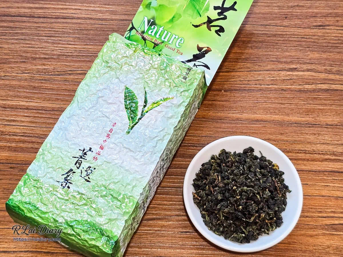 三月春嚴選菁選茶集烏龍茶乾，揉捻緊實且帶著深邃墨綠光澤，在白瓷碟中散發未沏先香的茶青底蘊
