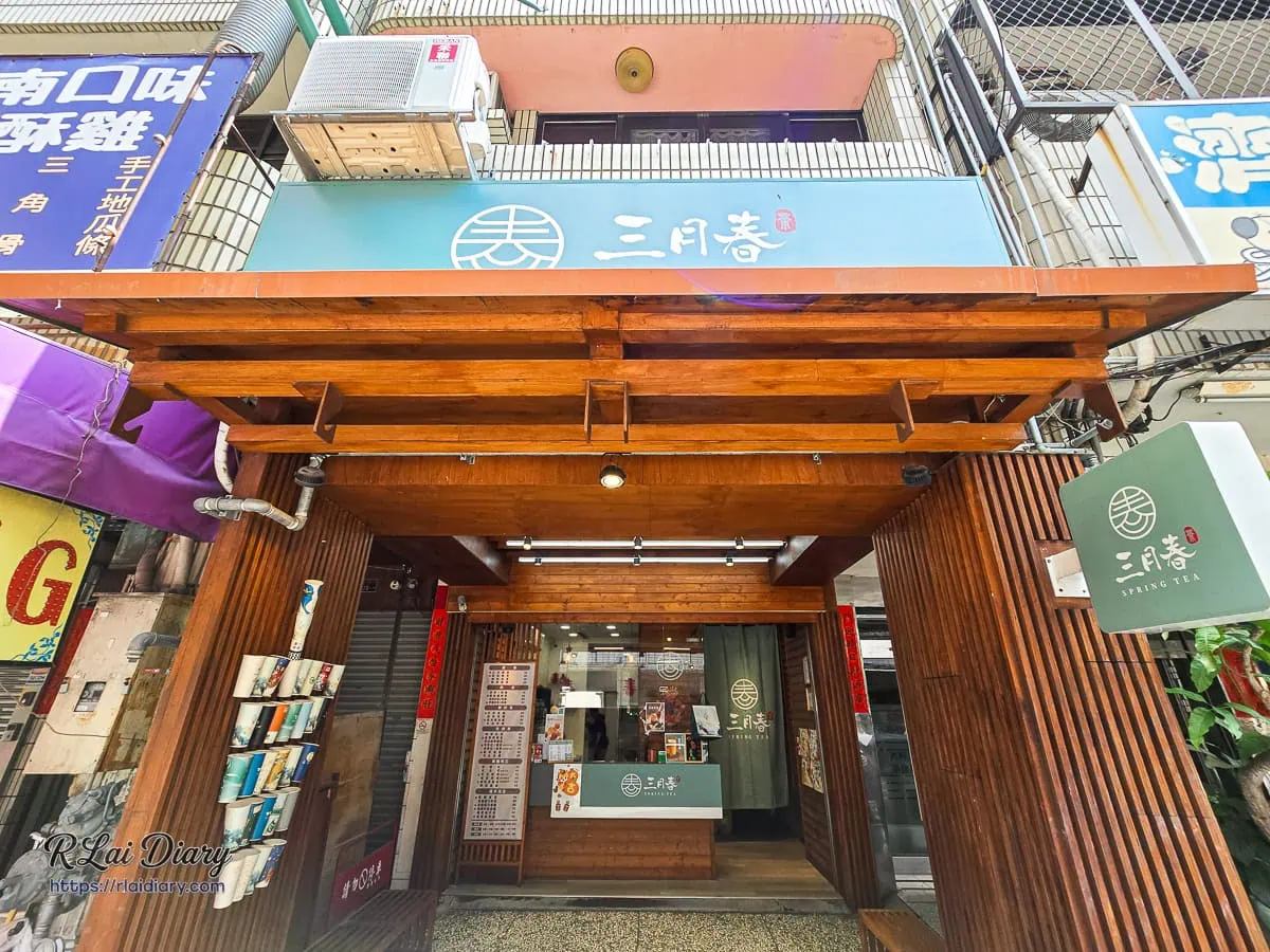 台中北平路美食戰區的三月春手搖飲，充滿沉靜美學與厚實木質格柵設計的溫暖店面外觀