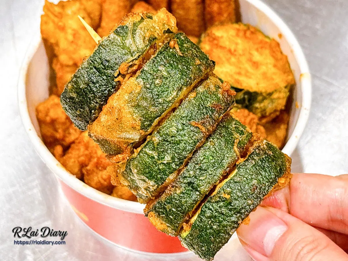 竹籤串起的堯壽喔蔬食唐揚櫛瓜，外酥內軟保留翠綠色澤