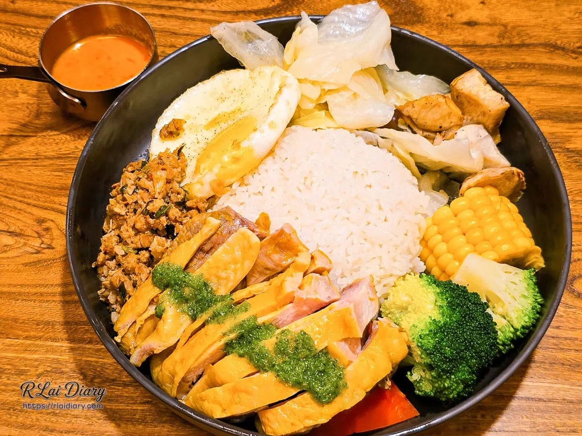 台中勤美有食祿招牌必點綜合雙拼椰香飯豐盛全景