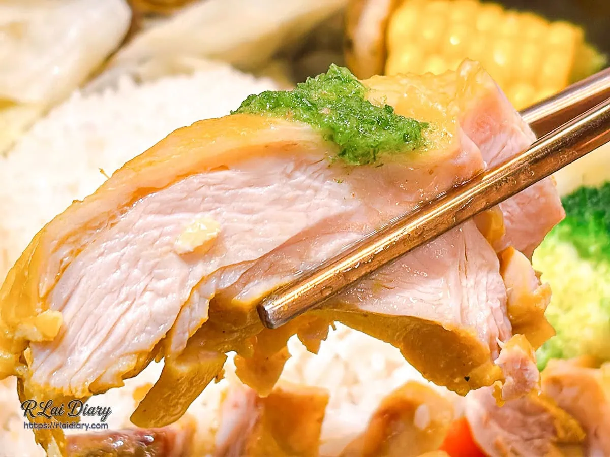 有食祿南洋料理綜合雙拼椰香飯之鮮嫩多汁去骨海南雞腿肉特寫