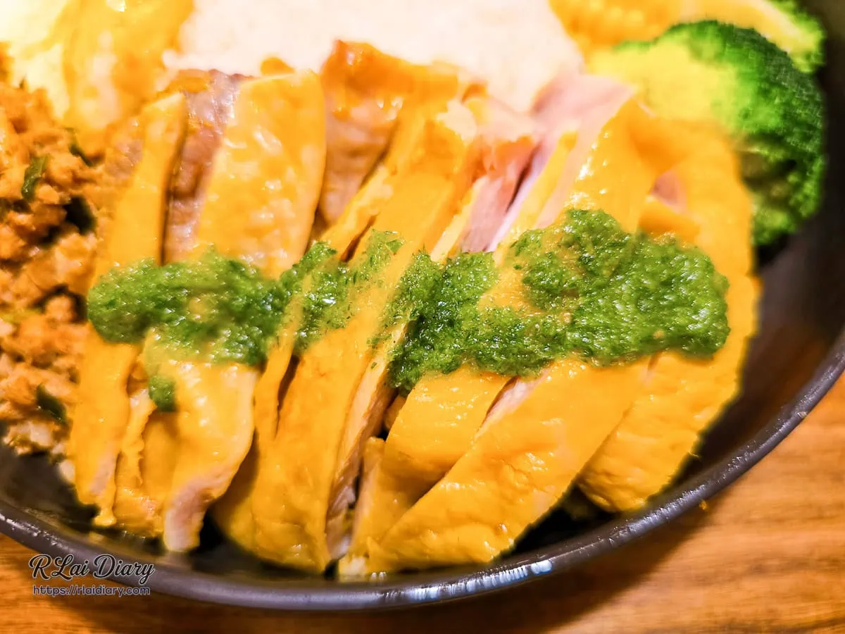 有食祿南洋料理綜合雙拼椰香飯搭配特製翠綠蔥鹽醬的海南雞腿