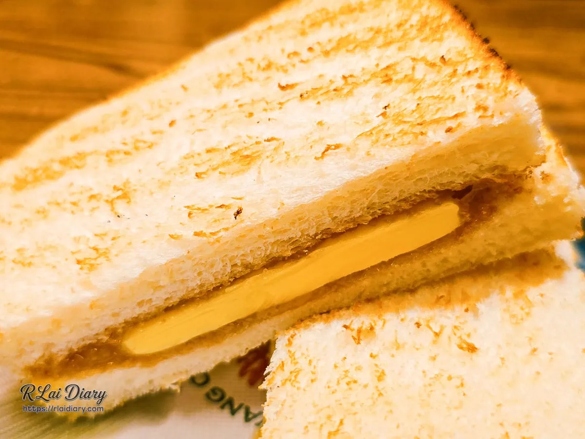 有食祿南洋料理週末限定咖椰吐司夾冰涼厚實奶油斷面