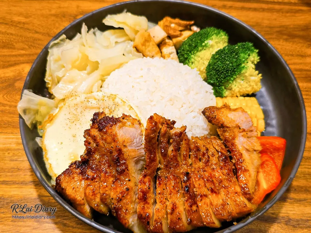 台中草悟道有食祿人氣餐點叻沙脆皮烤豬椰香飯全景