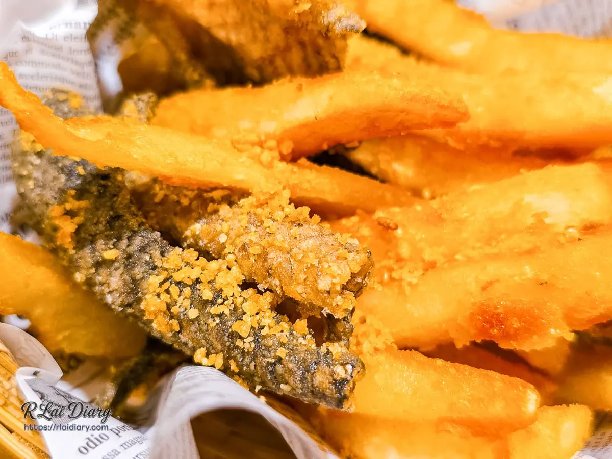 有食祿南洋料理極致酥脆且不含油耗味的金沙魚皮特寫